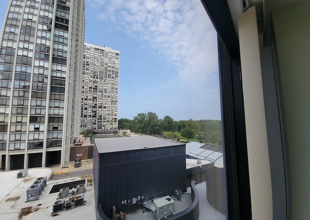 Listing photo 2 for 5415 N Sheridan Rd Unit 507, Chicago IL 60640