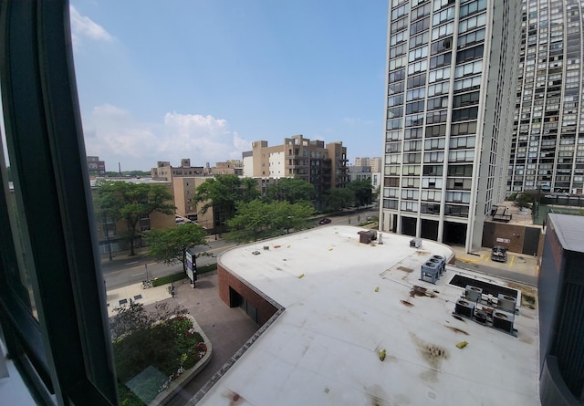 Listing photo 3 for 5415 N Sheridan Rd Unit 507, Chicago IL 60640