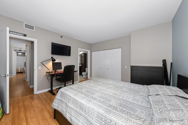 1111 S Wabash Ave Unit 808, Chicago, IL 60605 - bedroom with ensuite bath, a closet, and hardwood / wood-style floors