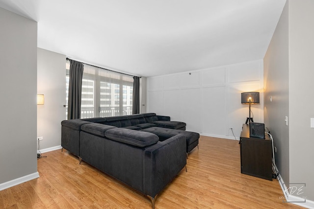 1111 S Wabash Ave Unit 808, Chicago, IL 60605 - living room featuring light hardwood / wood-style floors