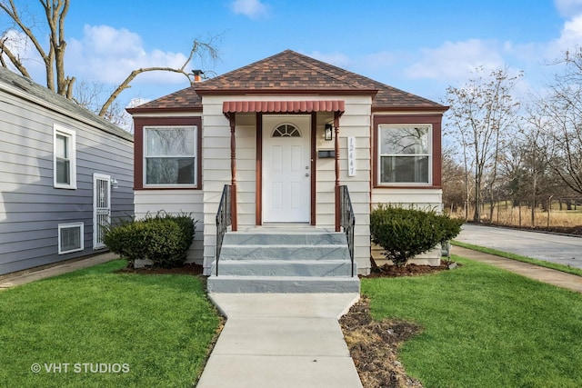 bungalow featuring a front yard