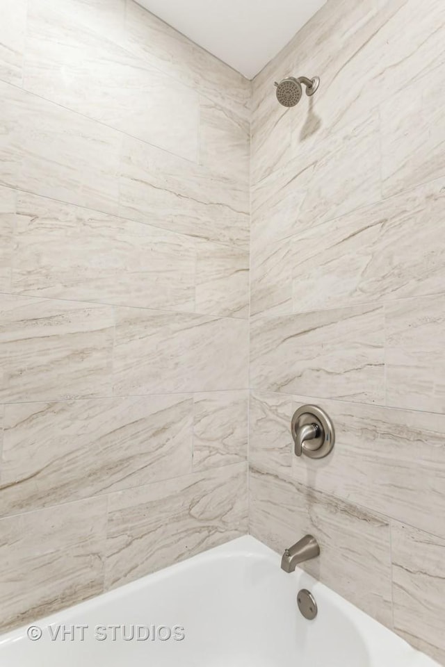 bathroom with tiled shower / bath combo