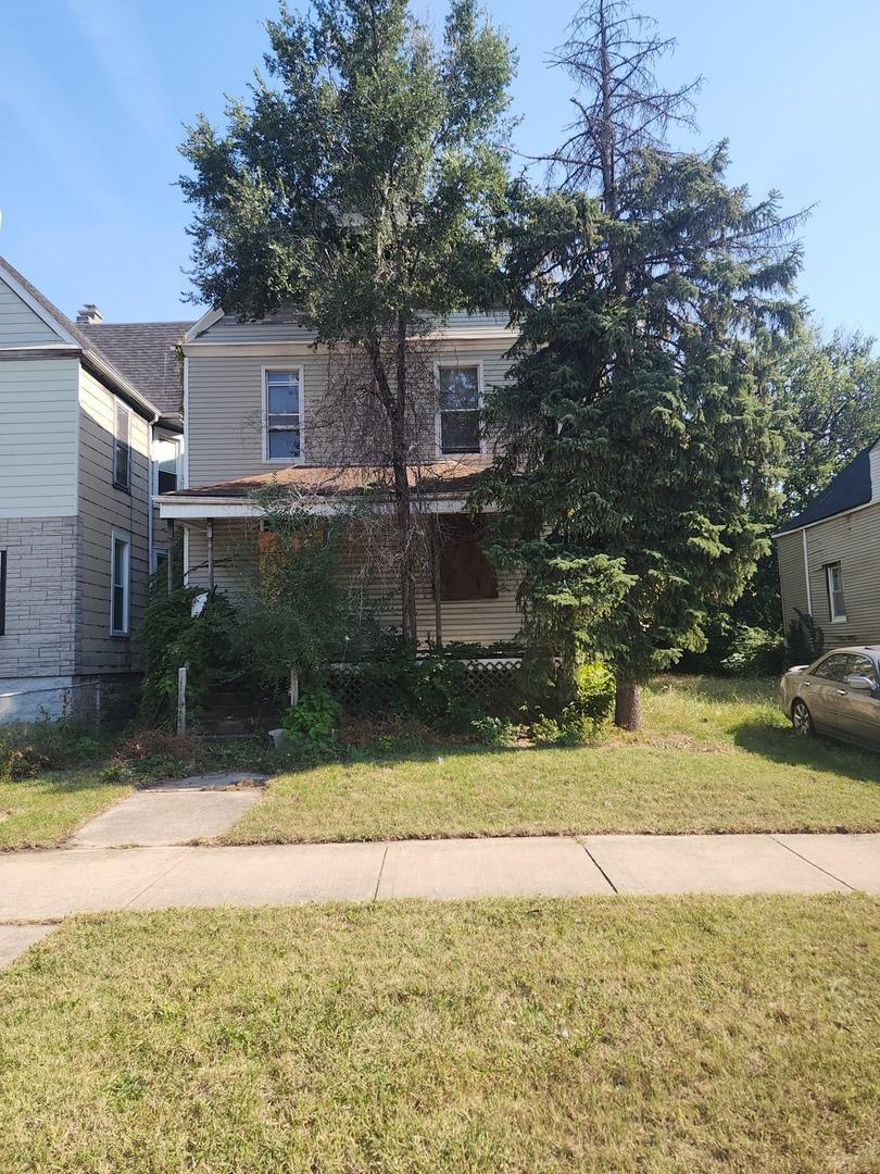 view of front of property featuring a front yard