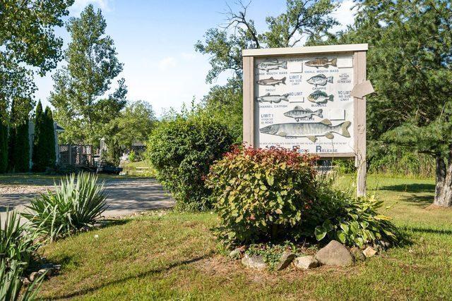 community sign with a lawn