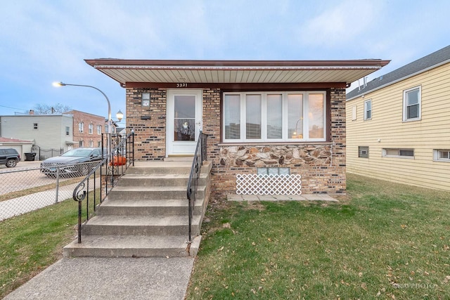 view of front of house with a front lawn