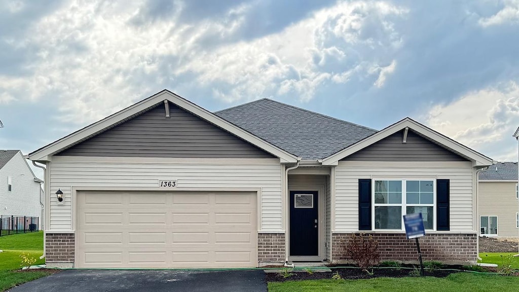 view of front facade featuring a front lawn and a garage