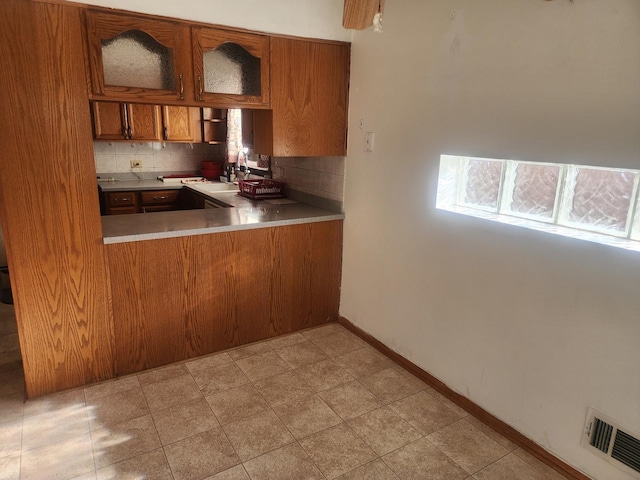 kitchen featuring kitchen peninsula and backsplash