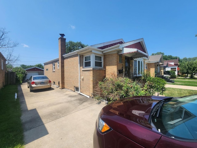 view of front of house featuring a front lawn