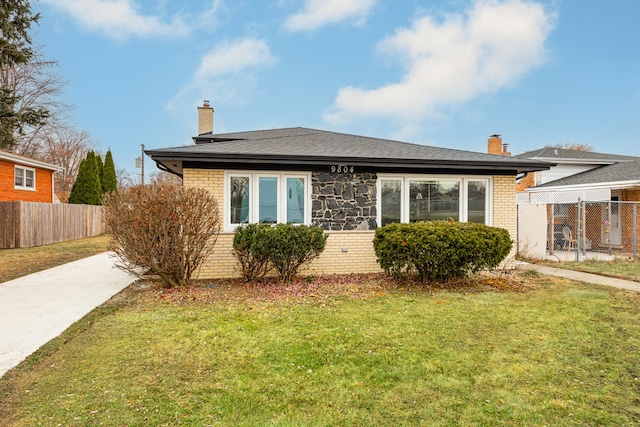 view of front of property featuring a front lawn