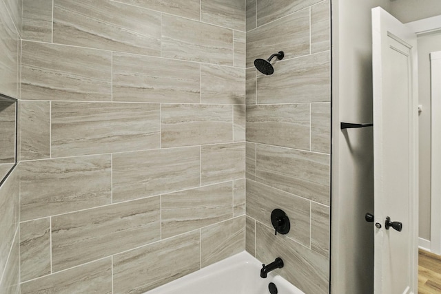 bathroom featuring tiled shower / bath