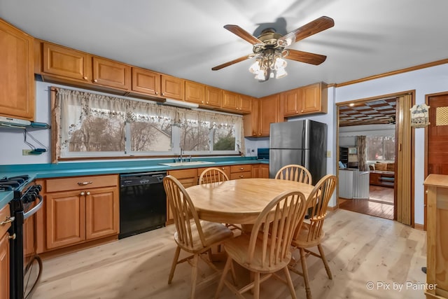 kitchen featuring ceiling fan, sink, crown molding, light hardwood / wood-style floors, and black appliances