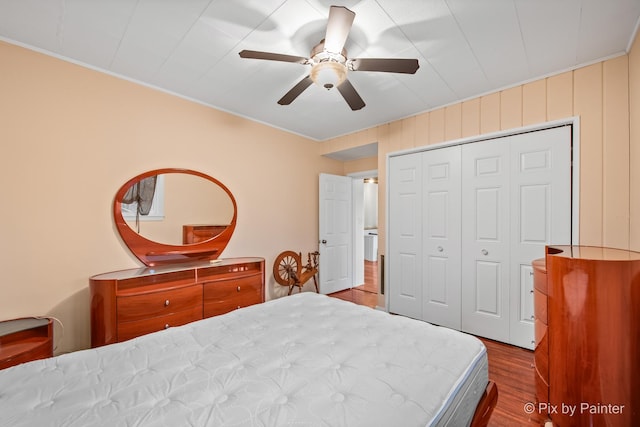 bedroom featuring ceiling fan, wood-type flooring, and a closet