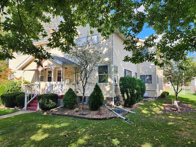 view of front facade featuring a porch and a front yard