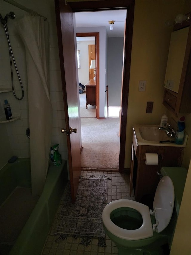 full bathroom with toilet, shower / bath combo with shower curtain, and sink