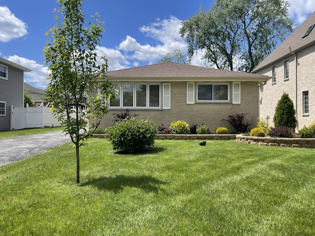 view of front of property featuring a front lawn