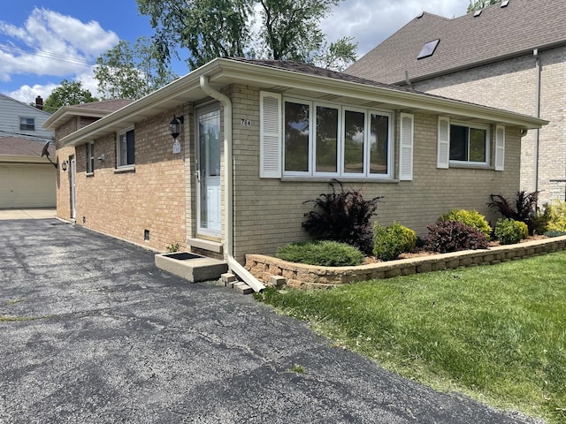 view of front of property featuring a front yard