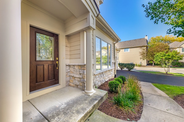 entrance to property featuring a porch