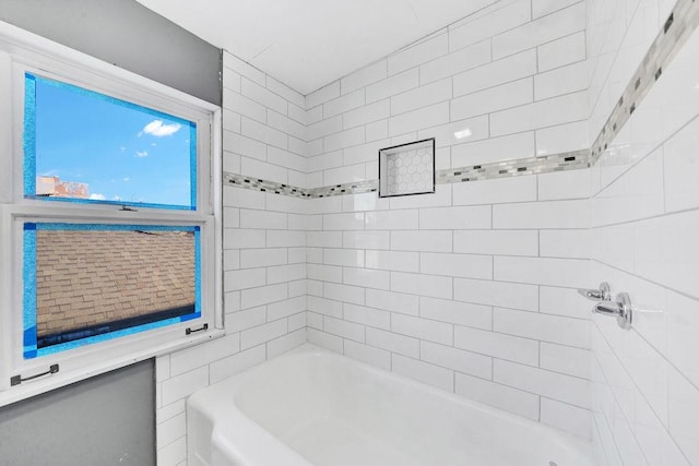 bathroom with tiled shower / bath combo