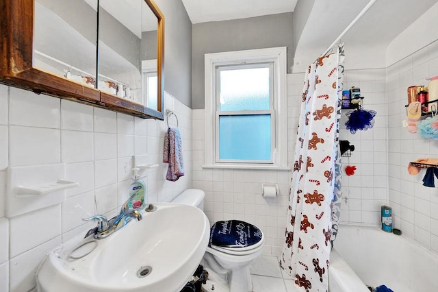 full bathroom featuring shower / tub combo with curtain, sink, tile walls, and toilet