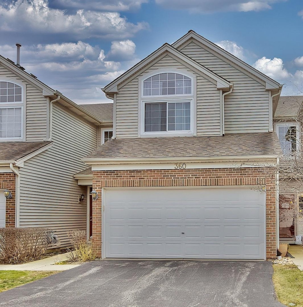 view of front property featuring a garage