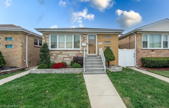 view of front of home featuring a front lawn