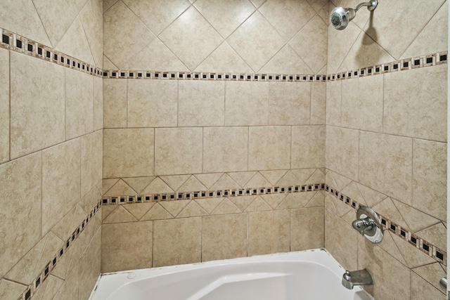 bathroom featuring tiled shower / bath