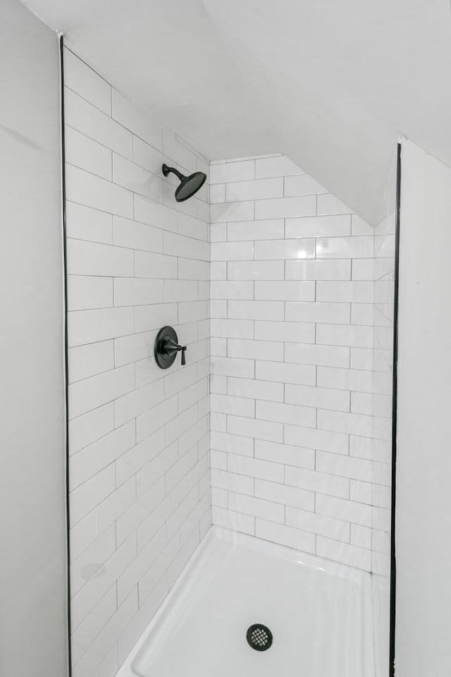 bathroom featuring a tile shower