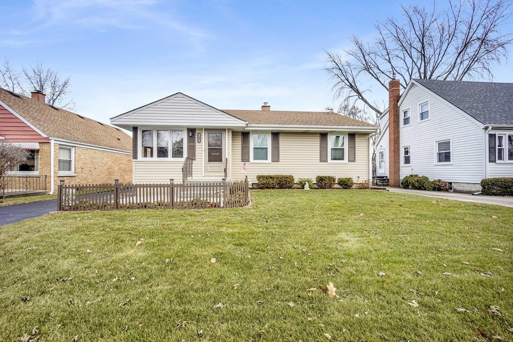 view of front of property with a front yard