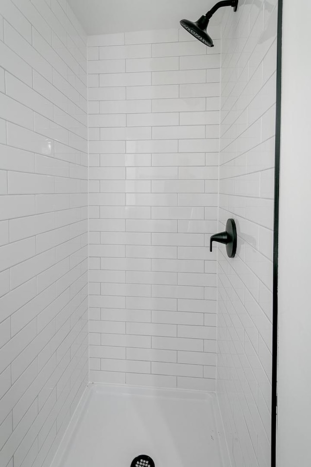 bathroom featuring tiled shower