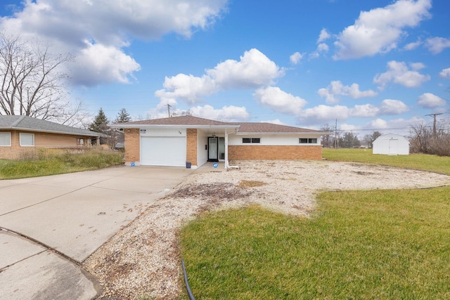 view of front of property featuring a front yard and a garage