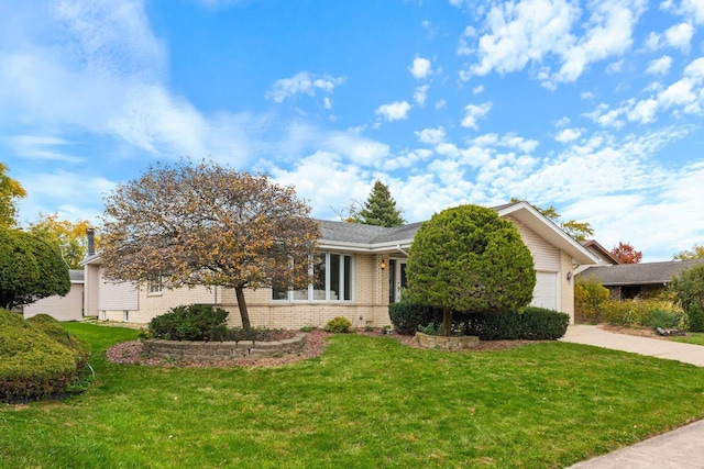 view of front of home featuring a front yard and a garage