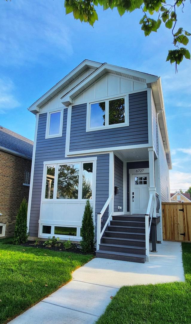 view of front of home featuring a front yard