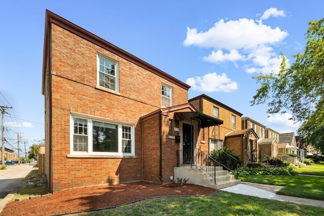 view of front of home featuring a front yard