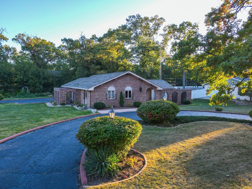 1698 Woodcrest Dr, Saint Anne, IL 60964 - photo 1