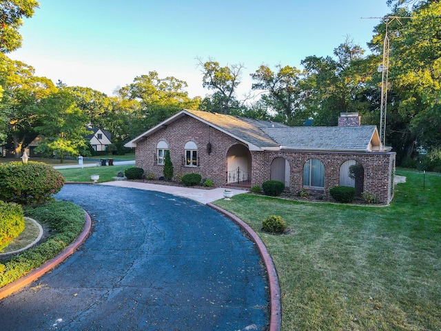 view of front of property with a front lawn