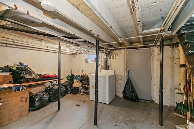 basement with washing machine and dryer