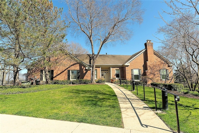 view of front of property featuring a front yard