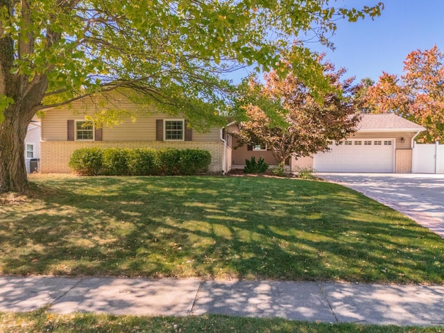 view of front facade featuring a front yard and a garage