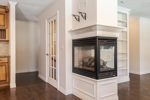 details with tasteful backsplash, crown molding, hardwood / wood-style floors, and a textured ceiling