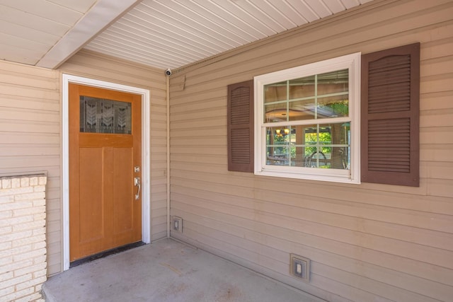 property entrance featuring a porch