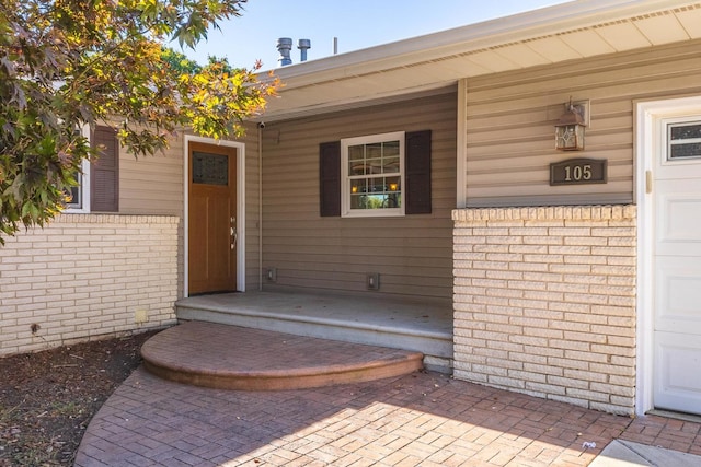 property entrance featuring a porch