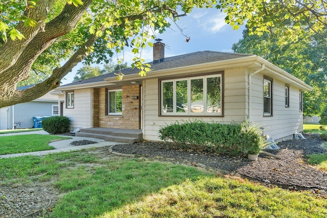 single story home featuring a front yard