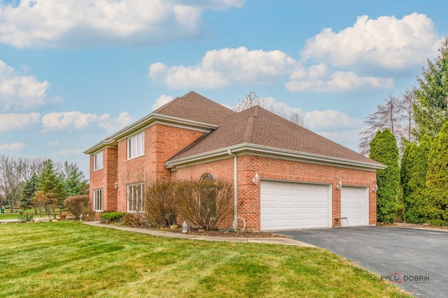 view of front of home featuring a front lawn and a garage