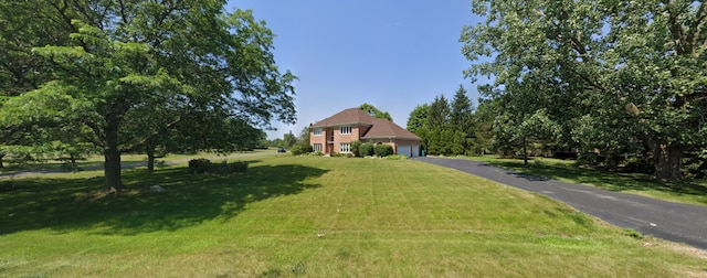 view of front facade featuring a front lawn