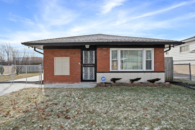 view of front facade featuring a front yard