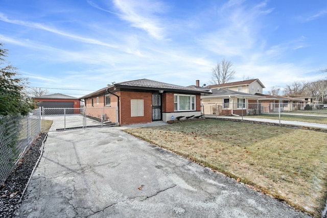 single story home with a front lawn