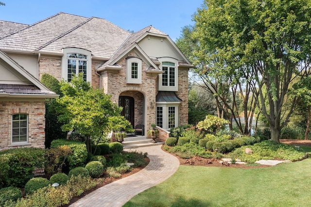 view of front of property featuring a front yard