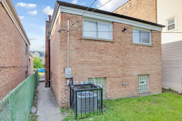 view of side of property featuring a lawn