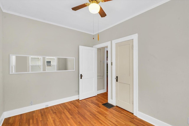 unfurnished room with hardwood / wood-style flooring, ceiling fan, and crown molding