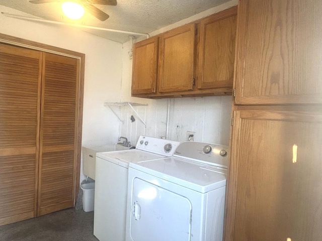 clothes washing area featuring cabinets, sink, ceiling fan, independent washer and dryer, and a textured ceiling